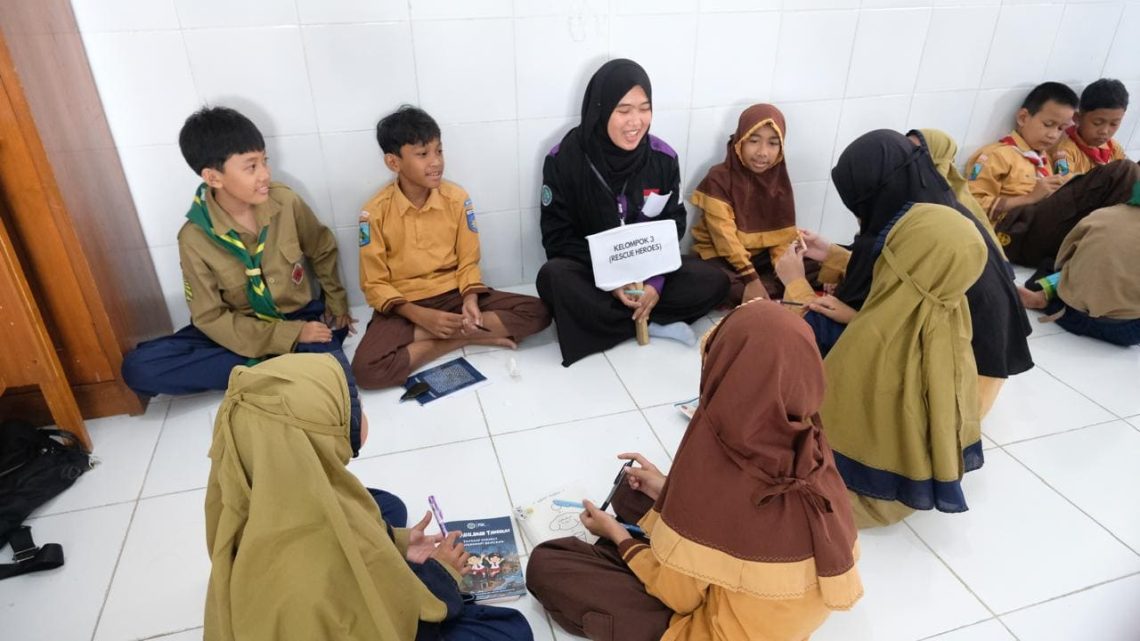 Mahasiswa UM Ajari Siswa SD Aisyiyah Kamila Tanggap Darurat Bencana lewat Siaga Satria 1 Tanggap darurat bencana.