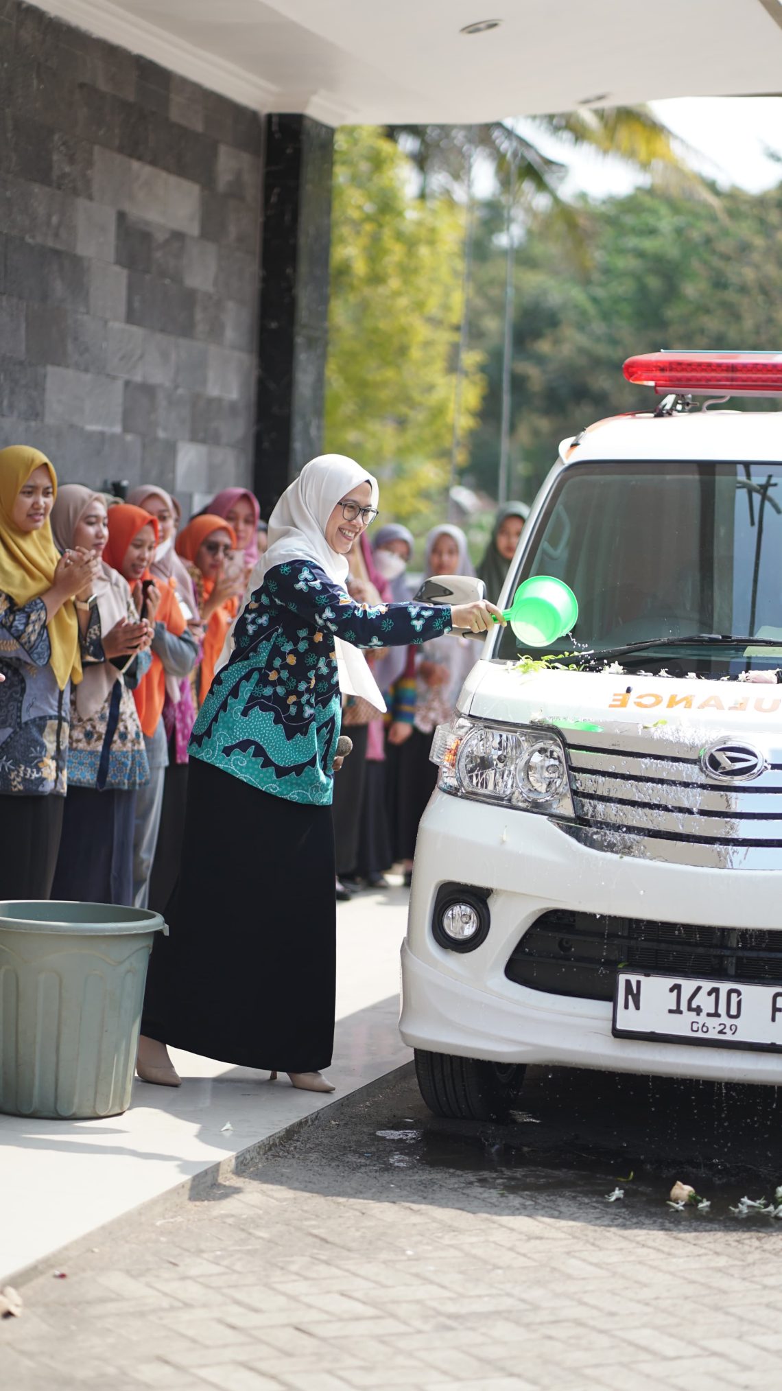Tingkatkan Layanan, Direktur RSU Wajak Husada dr Fitri Lepas Ambulans Baru 1 RSU Wajak Husada.