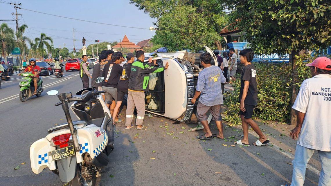 Mobil di Tuban Hantam Trotoar dan Penjual Es Diduga Pengemudi Silau oleh Sinar Matahari Sore 1 mobil silau