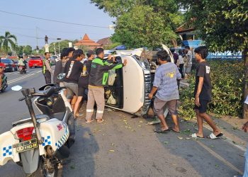 Mobil di Tuban Hantam Trotoar dan Penjual Es Diduga Pengemudi Silau oleh Sinar Matahari Sore 4 mobil silau