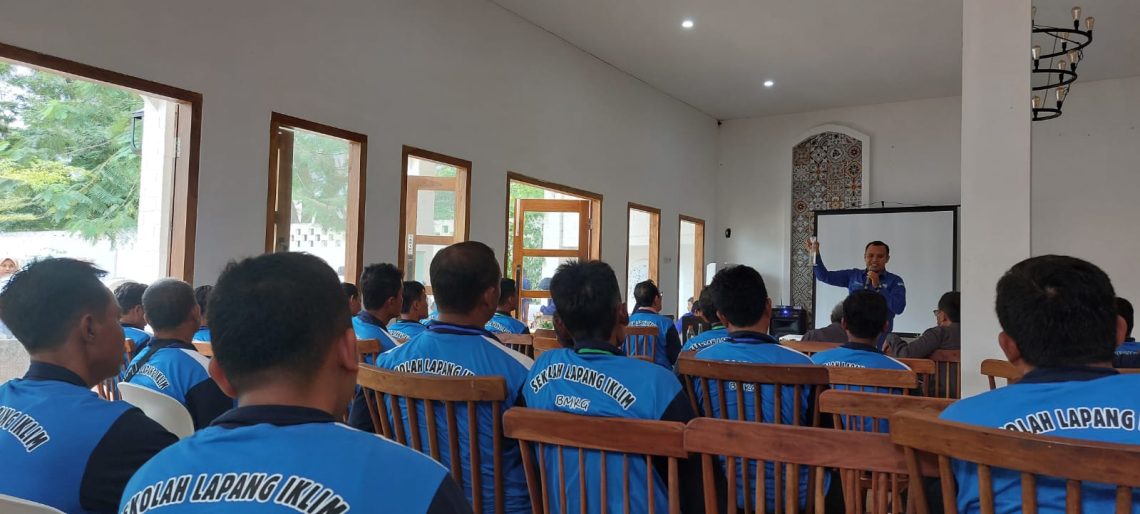 Sekolah Lapangan Iklim BMKG Tuban Siapkan Petani Adaptasi Perubahan Iklim 5 Peserta Sekolah Lapangan Iklim tampak khidmat mendengarkan pemaparan dari pemateri. Foto dok. Diskominfo Tuban