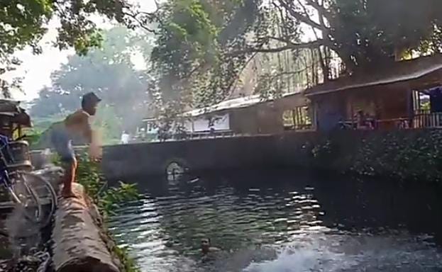 Kolam Sumber Tuwiri Mojokerto Jujukan Wisata Air Murah Meriah 1 Sumber Tuwiri