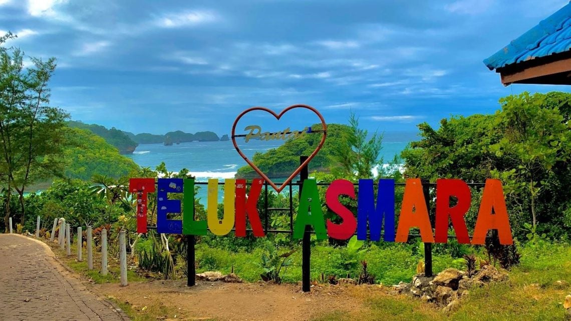 Teluk Asmara Beach