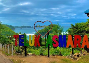 Teluk Asmara Beach