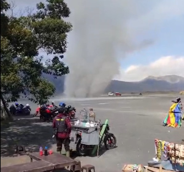 Fenomena Angin Tornado di Lautan Pasir Bromo, Begini Penjelasan TNBTS 1 Tornado
