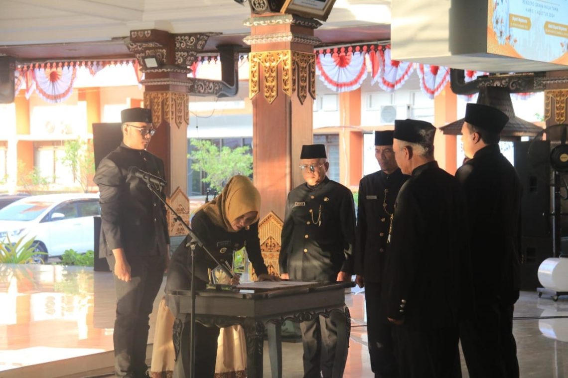 Imbas Mutasi Jabatan Pemkab Mojokerto, Bawaslu Kontak Kemendagri 1 Mutasi jabatan.