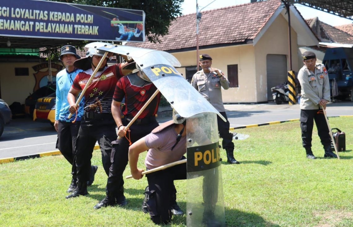 Latihan Pengendalian Massa di Kota Mojokerto, Ratusan Polisi Disiagakan 1 Pengendalian massa.