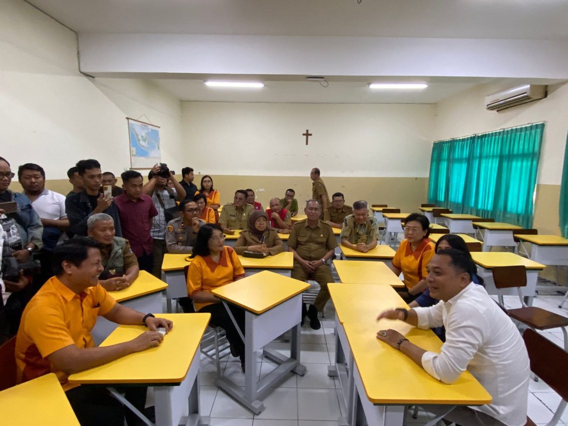 Pemkot Surabaya Pastikan Lingkup Sekolah Kristen Petra Surabaya Bebas Macet Lagi usai Seteru dengan Pengurus RW 1 Petra Surabaya.