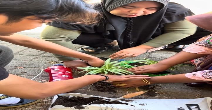 Botol Bekas Jadi Media Tanam, Mahasiswa KKN Fakultas Pertanian UB Percantik Lahan Pekarangan Sempit di Probolinggo 2 Mahasiswa KKN Fakultas Pertanian UB di Probolinggo.