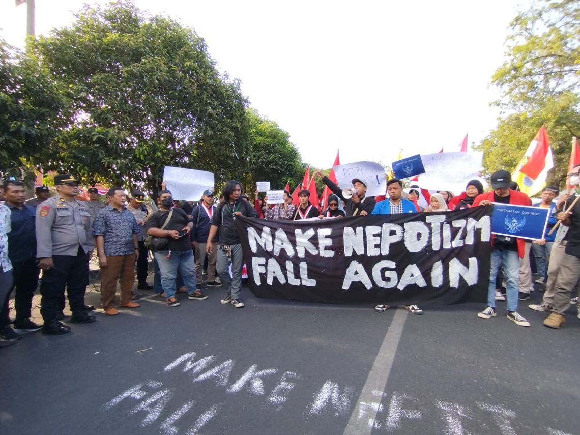 Diwarnai Bakar Ban, Massa di Mojokerto Demo Kawal Putusan MK dan Tolak RUU Pilkada 1 RUU Pilkada.