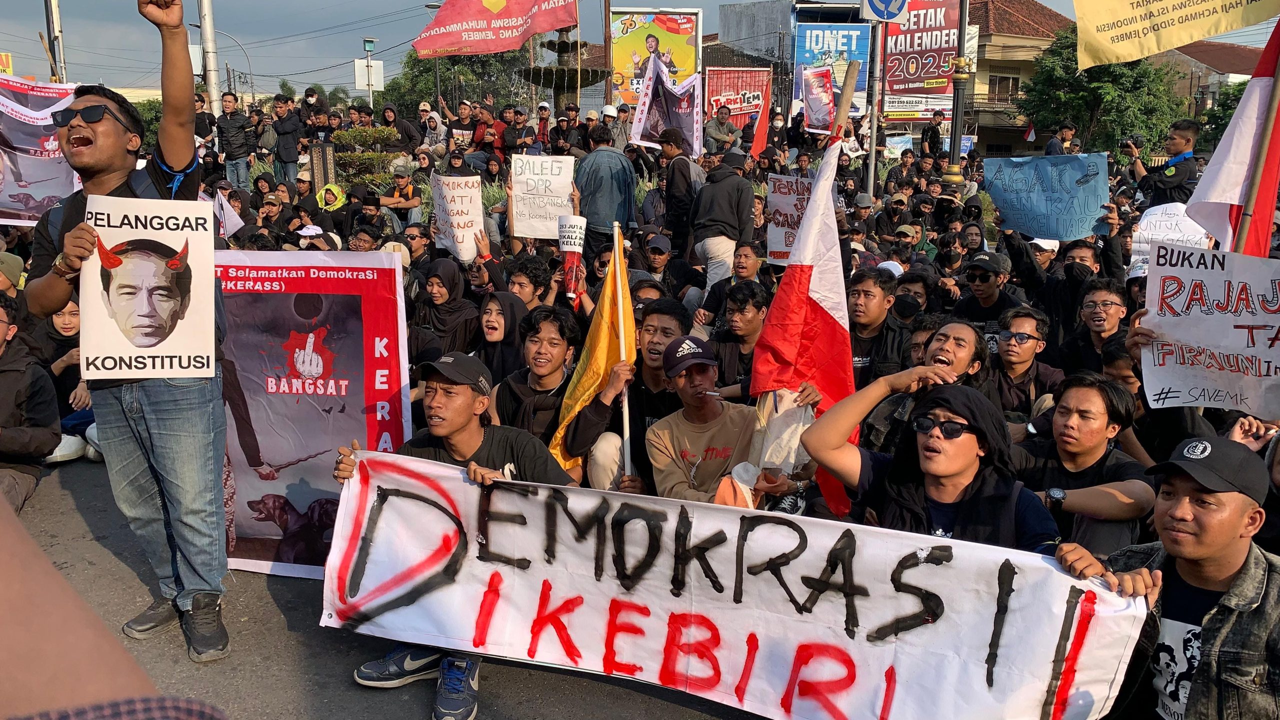 Unjuk rasa demo RUU Pilkada di Jember.