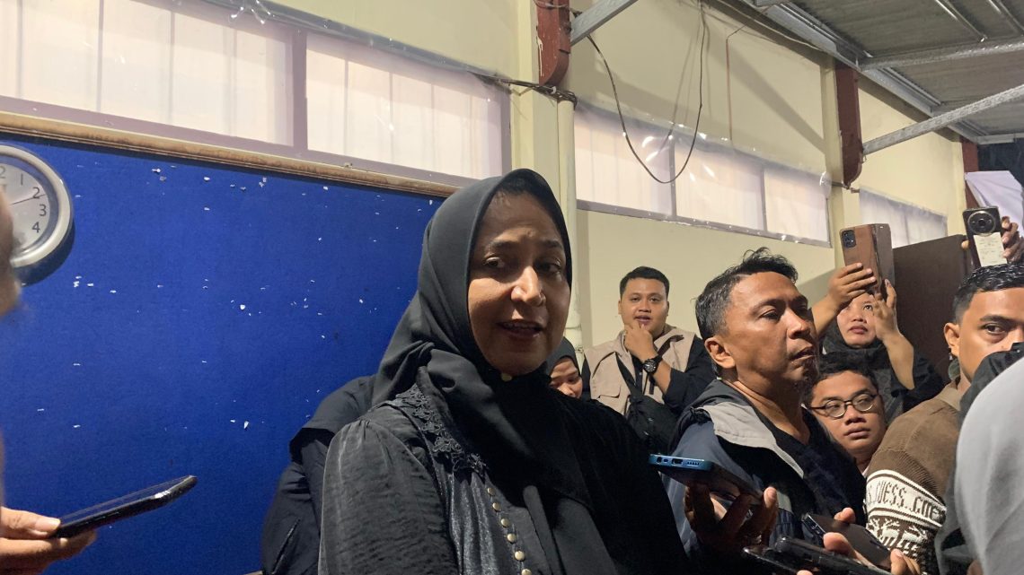 Detik-Detik Penutupan Pendaftaran Cabup dan Cawabup, Faida Mendatangi KPU Jember 1 Faida.
