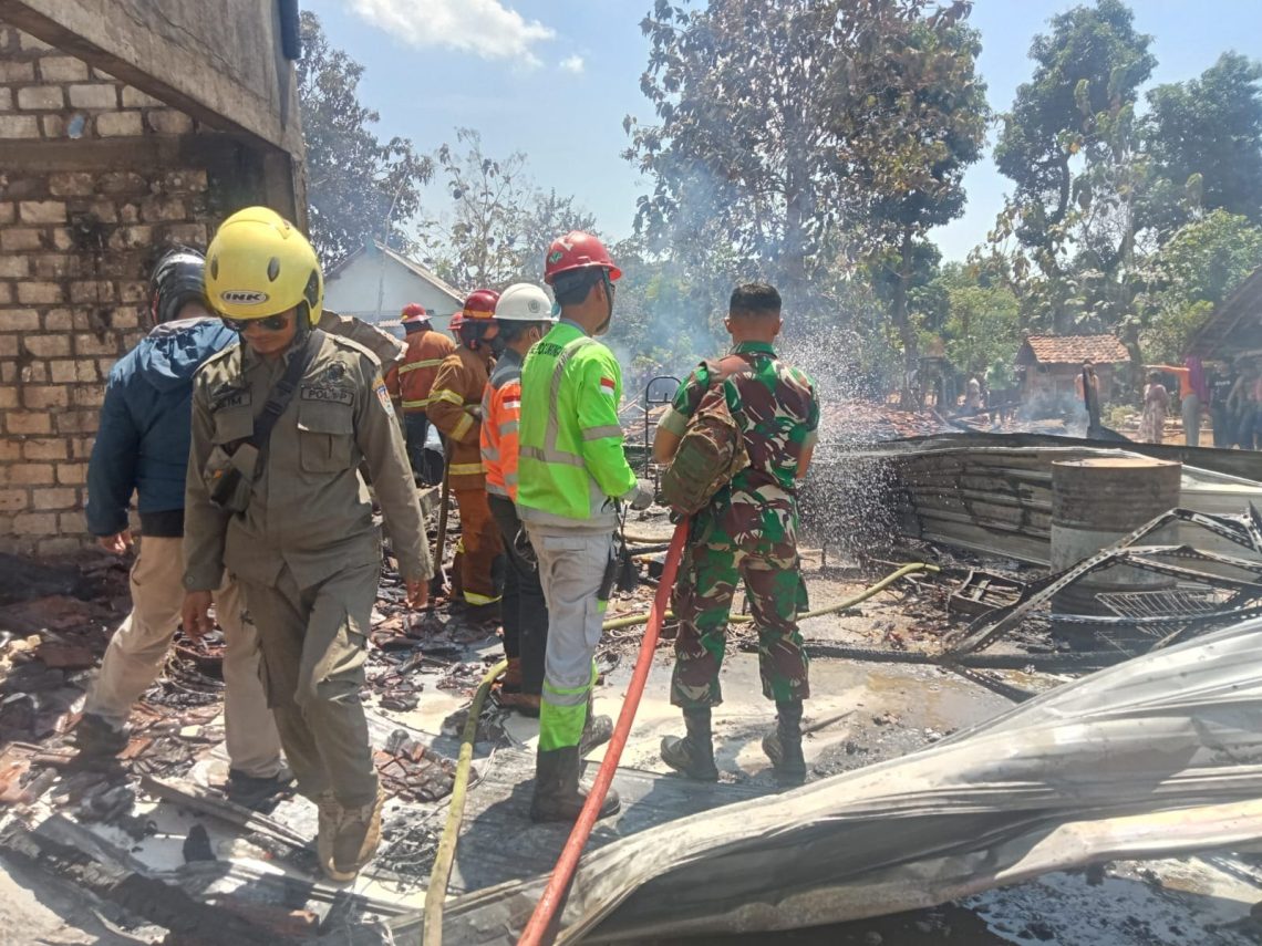 Kebakaran Toko Kelontong dan Pom Mini di Tuban, Tiga Kucing Peliharaan Ikut Terpanggang 1 Kebakaran toko.