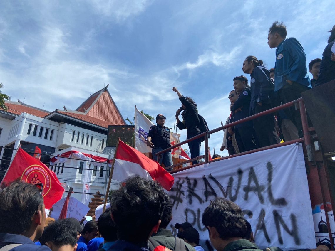 Nyaris Ricuh, Ribuan Massa Demo Tolak RUU Pilkada Penuhi Halaman Gedung DPRD Jatim 1 UU Pilkada.