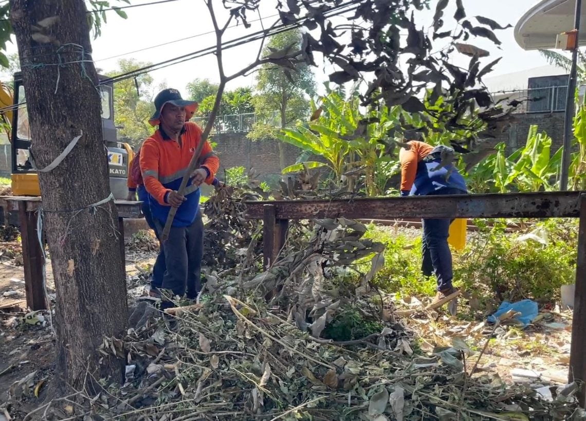 Prioritaskan Keselamatan, Daop 8 Surabaya Sterilisasi Jalur Stasiun Wonokromo hingga Sepanjang 1 Daop 8 Surabaya.
