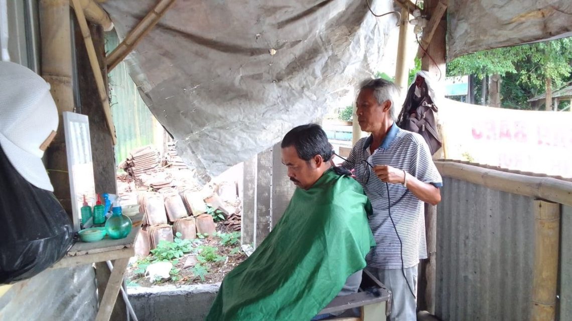 Pangkas rambut.