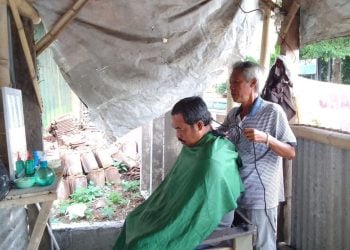 Pangkas rambut.