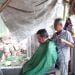 Pangkas rambut.