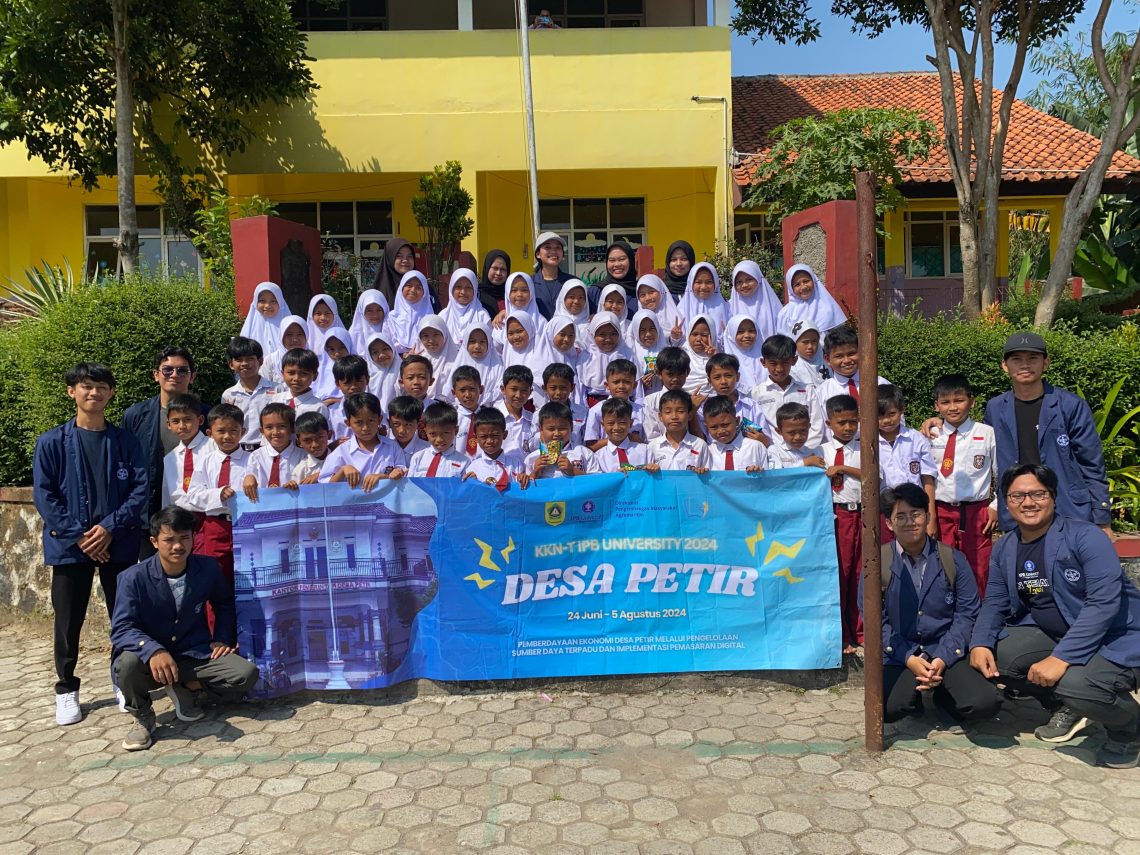 Manfaatkan Sampah, Tim KKN-T Desa Petir Perkenalkan Prinsip 5R pada Siswa SDN Pasir Andong Bogor 1 SDN Pasir Andong.