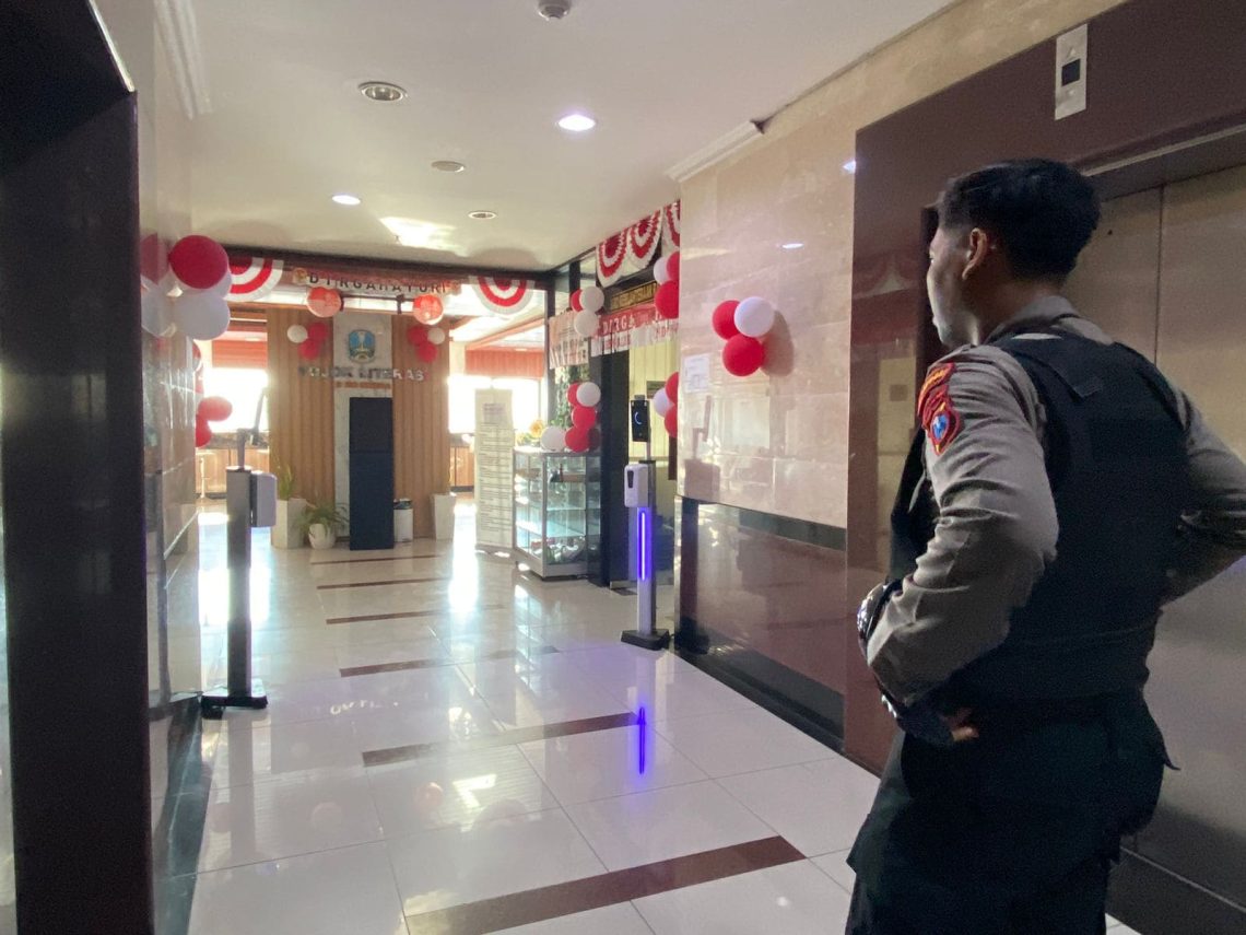 H-1 Jelang HUT Kemerdekaan RI, Kantor Gubernur Jatim Dihadiahi Penggeledahan KPK 1 Kantor Gubernur Jatim.