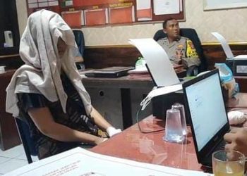Wanita tusuk pacar.