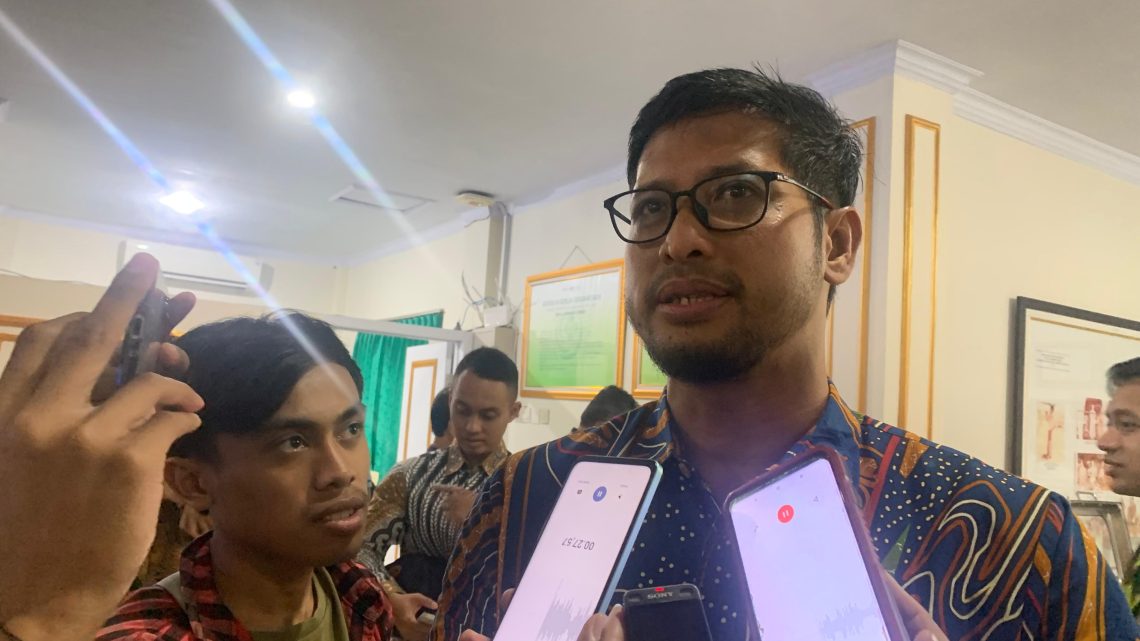 Spesialis Bedah Thoraks Kardiak dan Vaskular, dr. Setiadi Drajad Kurniawan menjelaskan tindakan operasi jantung di RSD dr. Soebandi. (Foto: Diki Febrianto)