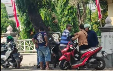 Pemotor di Mojokerto Viral Dihadang Orang Tak Dikenal, Polisi Buru Begal Nyaru Debt Collector 1 Debt collector.