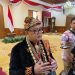 Mewah Pakai Baju Adat Suku Osing, Pj Gubernur Jatim Diapresiasi Bupati Banyuwangi saat Upacara HUT Ke-79 RI 8 Suku Osing.