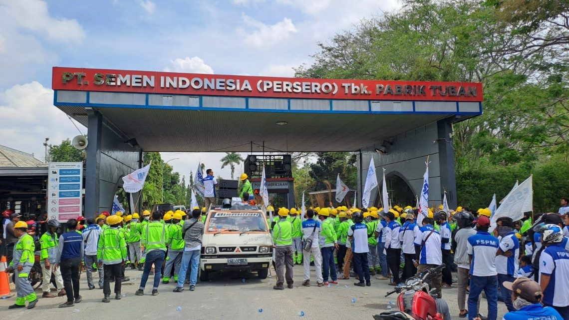 Ratusan Buruh Pabrik Blokir Pintu Masuk PT Semen Indonesia di Tuban, Tolak Diskriminasi dan Tuntut Keadilan 1 PT Semen Indonesia.