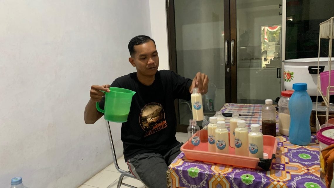 Laris Manis, Penjualan Susu Sapi Rembangan Jember Meningkat hingga Ratusan Botol di Akhir Pekan 1 Susu sapi.
