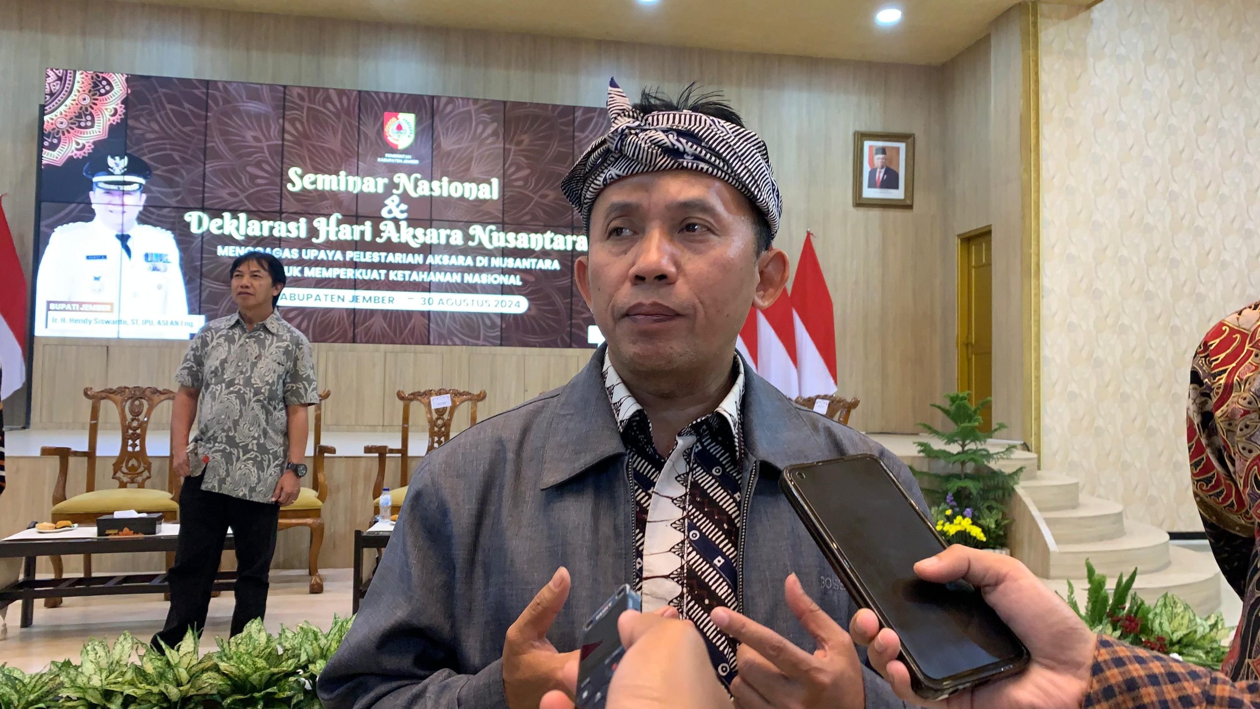 Deklarasi Hari Aksara Nusantara di Jember, Gubes Prof Oman Singgung Putusnya Ingatan Kolektif Masyarakat Sekarang dengan Masa Lalu 2 Hari Aksara Nusantara di Jember.