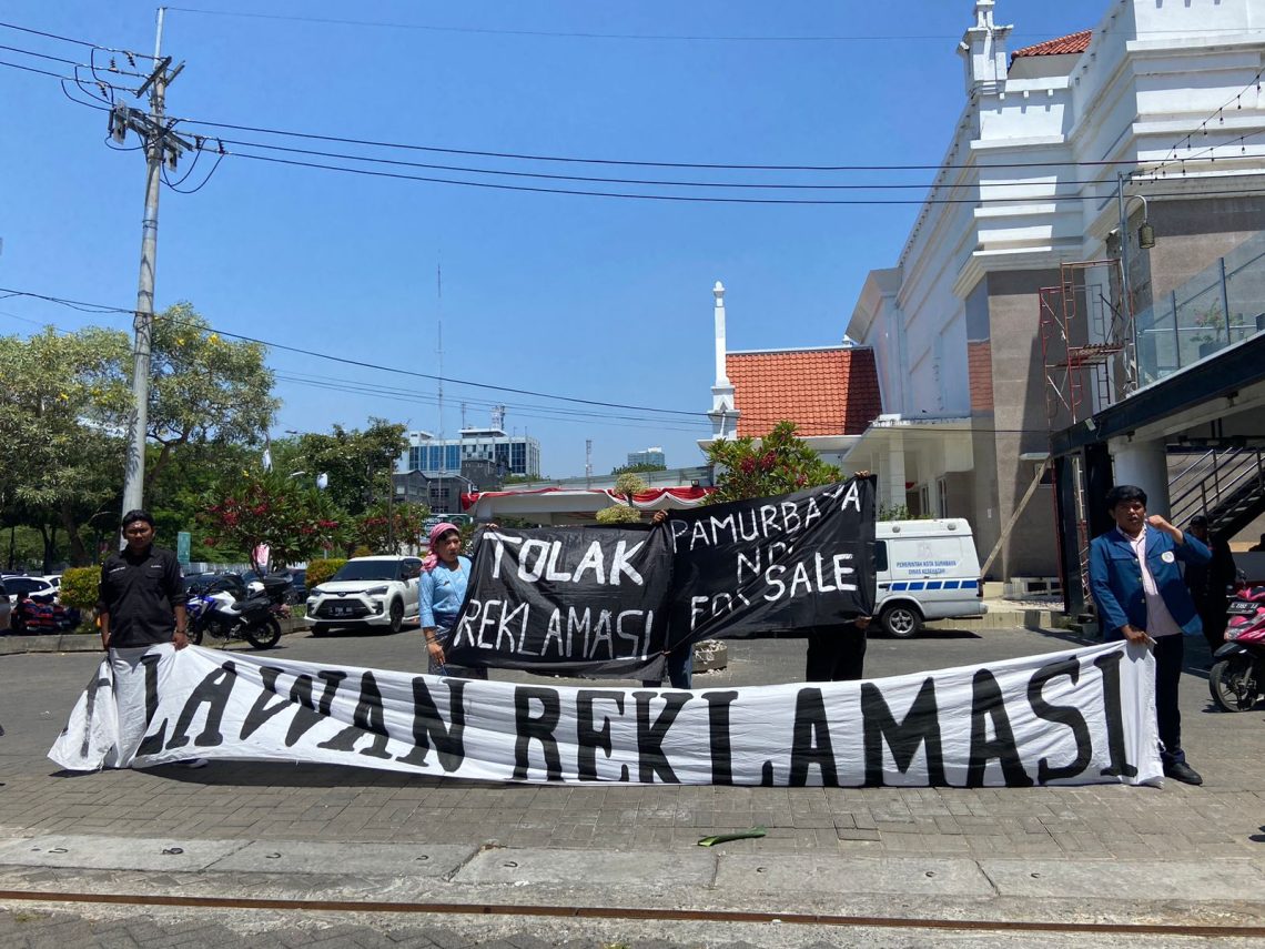 Aktivis Lingkungan dan Mahasiswa Suarakan Isu Tolak Reklamasi saat Pelantikan Anggota DPRD Surabaya Baru 1 Unair-ITS
