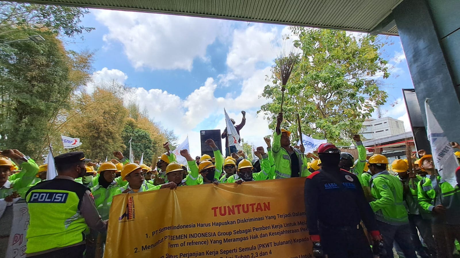 Ratusan Buruh Pabrik Blokir Pintu Masuk PT Semen Indonesia di Tuban, Tolak Diskriminasi dan Tuntut Keadilan 2 PT Semen Indonesia di Tuban.