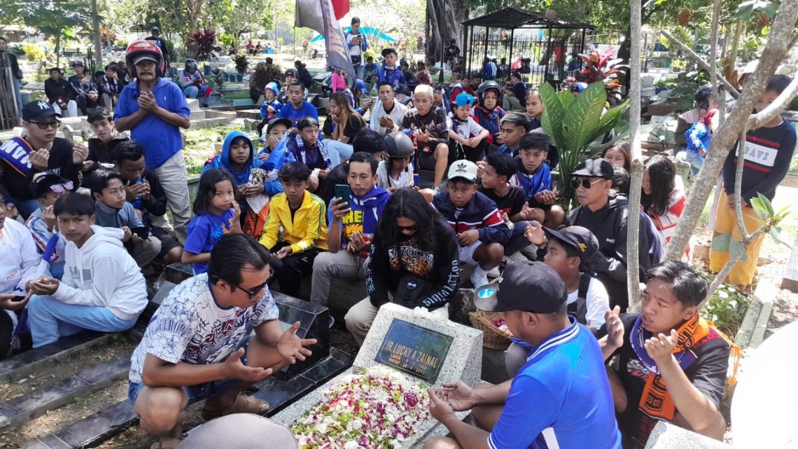 Aremania Gelar Doa di Pusara Pendiri Arema dan Korban Tragedi Kanjuruhan di Perayaan HUT Ke-37 1 Aremania ziarah