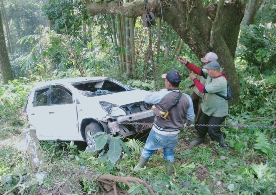 Pengemudi Diduga Ngantuk, Mobil Minibus Oleng Terjun Masuk Jurang Gotekan Pacet Mojokerto 1 Mobil minibus.
