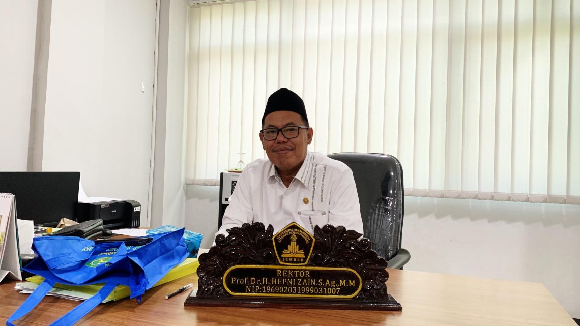 Kisah Prof Hepni, Dulu Loper Koran, Kini Rektor UIN KHAS Jember 1 Prof Hepni.