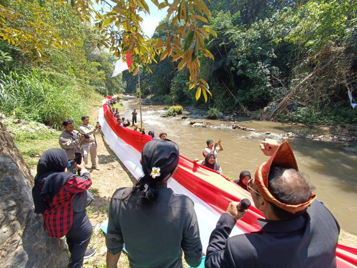 HUT Ke-79 RI Meriah, Warga Kampung Gerabah Penanggungan Dinoyo Bentangkan Bendera 79 Meter di Sungai Brantas 1 Warga Kampung Gerabah.