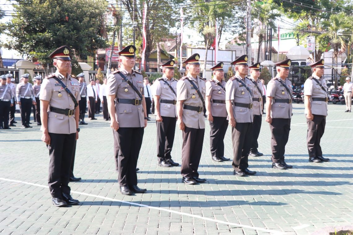 Tujuh kapolsek dan pejabat utama Polres Malang yang dimutasi. Foto: Polres Malang
