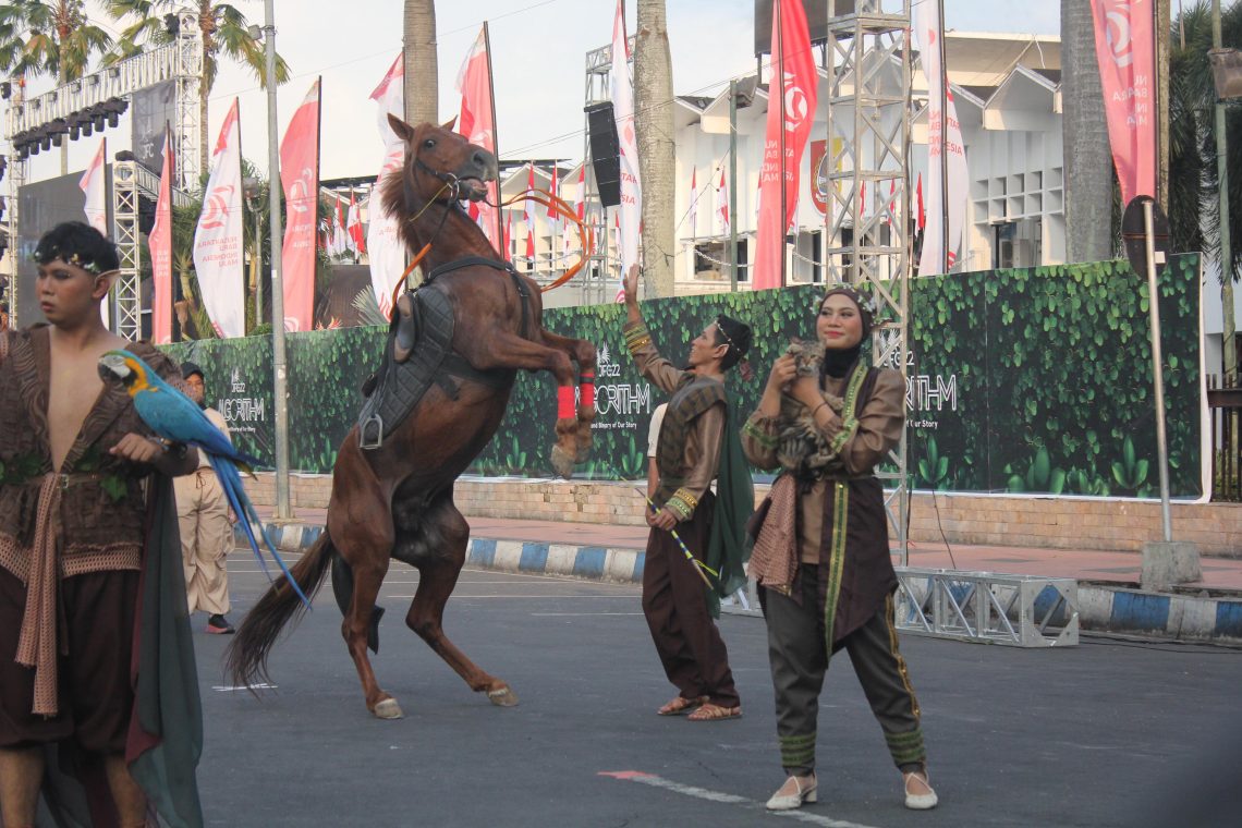 Pets Carnival JFC 2024 Persembahkan Atraksi Hewan Peliharaan, Salah Satunya Kuda Cantik Berdiri 1 Pets Carnival JFC 2024