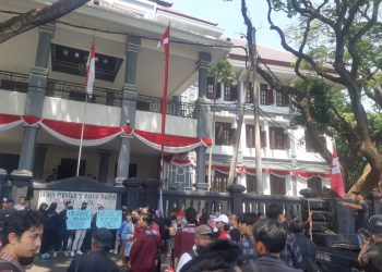 Massa di Kota Malang Kawal Putusan MK Geruduk Gedung Dewan