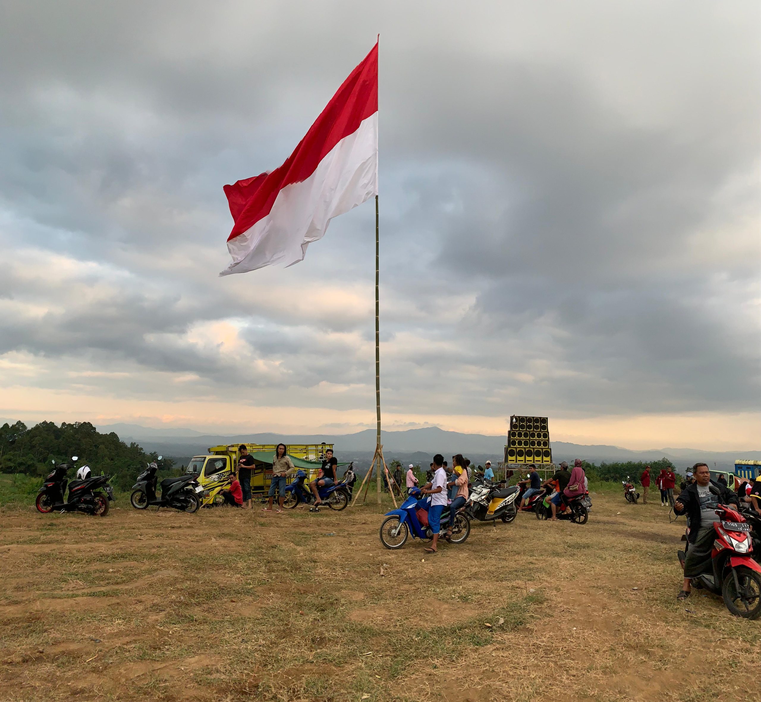 Pelepasan 1000 Lampion Perayaan HUT Ke-79 RI di Jember Batal Karena Potensi Timbulkan Kebakaran 2 Panggung 1