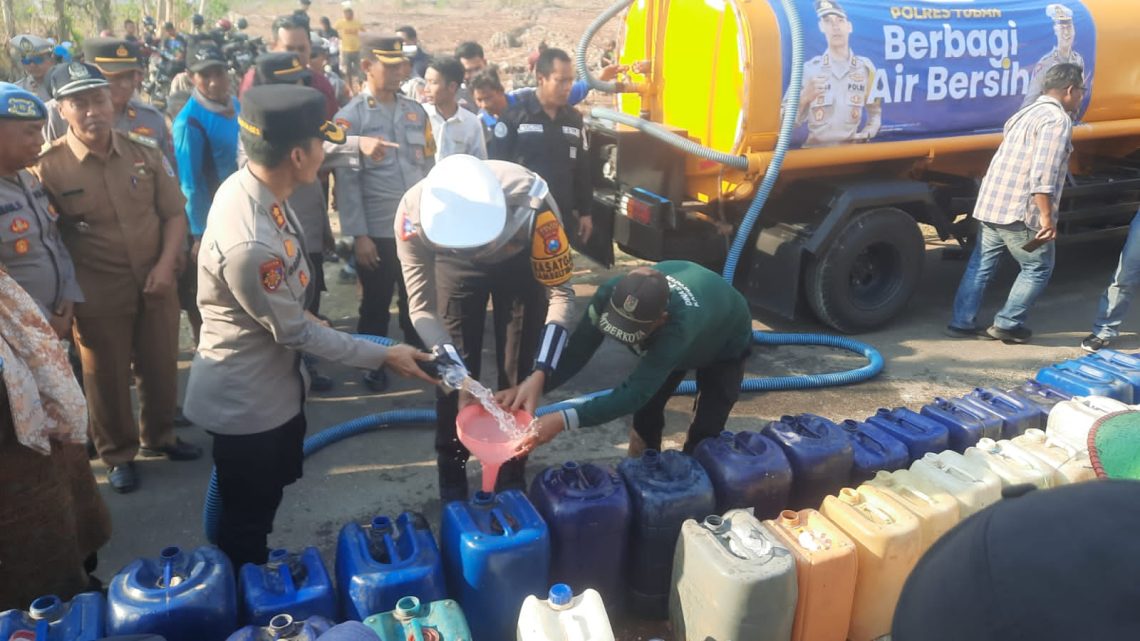 Dampak Kekeringan di Tuban, Warga Beli Air Bersih atau Ambil dari Mata Air Berjarak Beberapa Kilometer 1 Kapolres Tuban