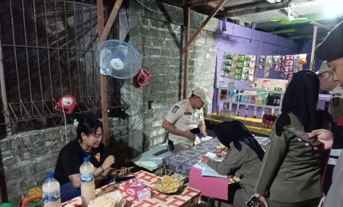 Tim Gabungan Razia Tempat Karaoke Ilegal Berkedok Warung Kopi di Tuban 1 Karaoke Ilegal