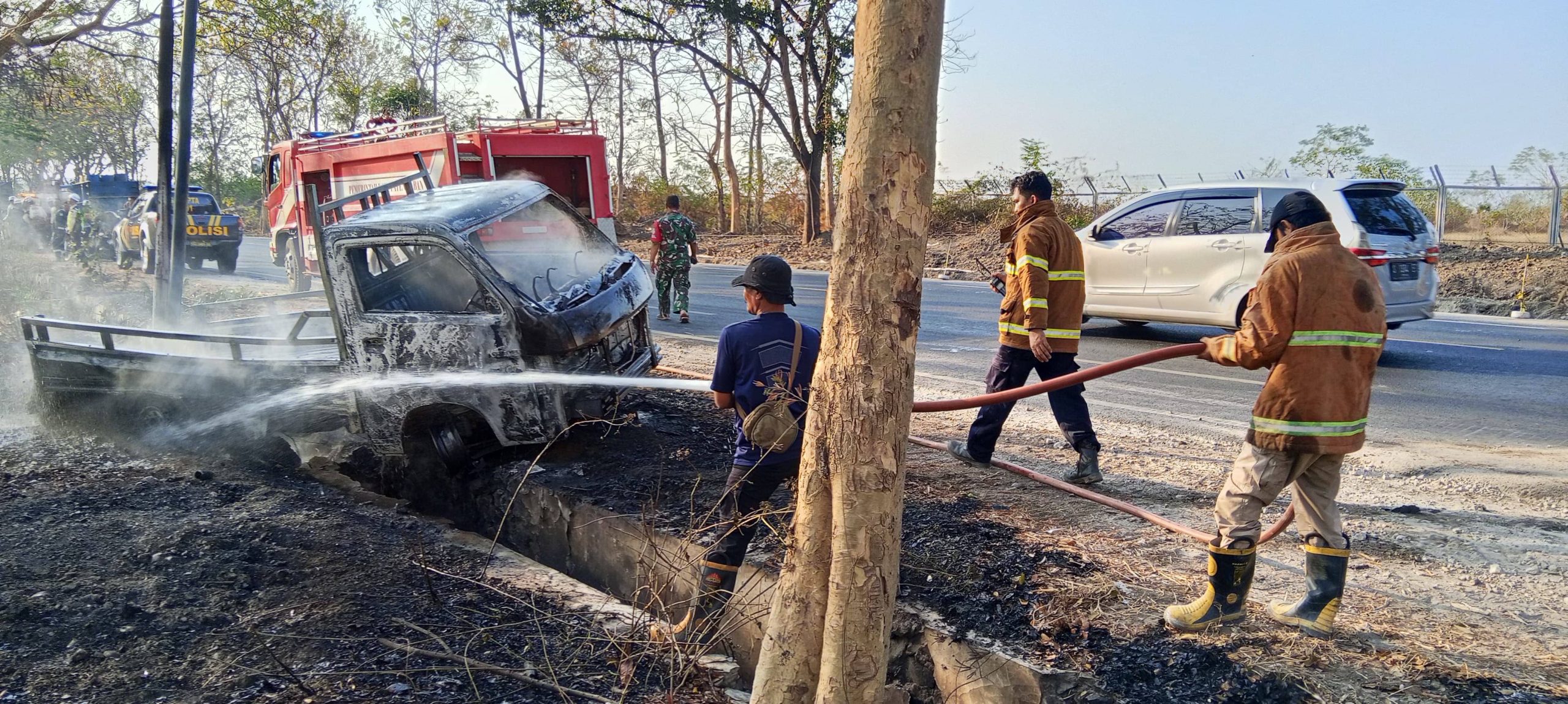 Mobil pengangkut BBM Tuban terbakar.