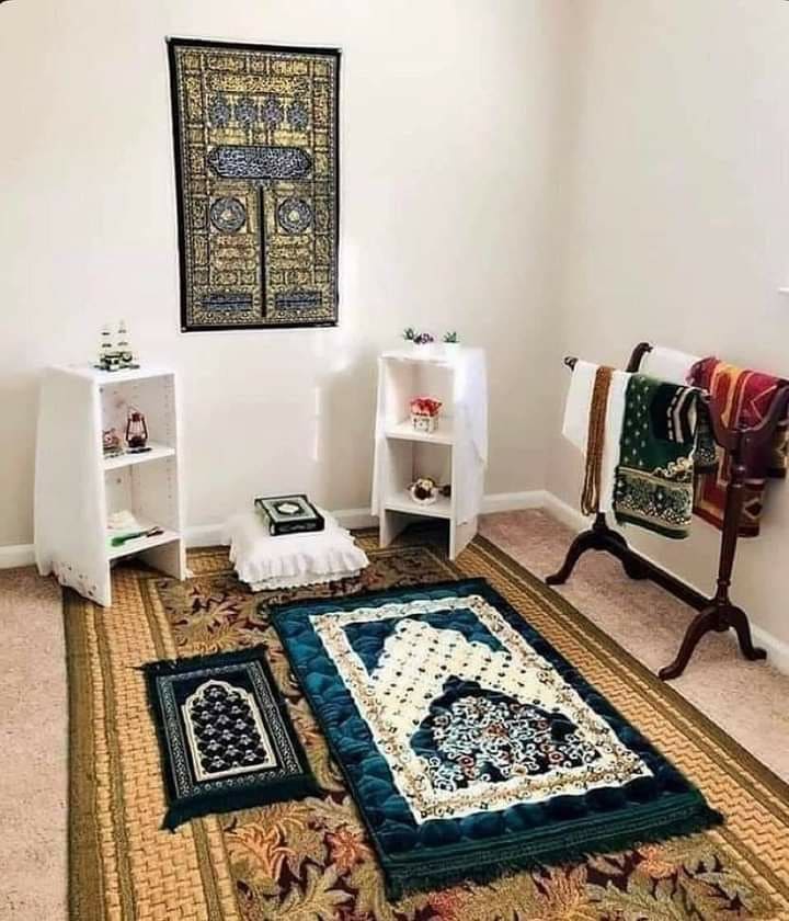 5 Inspirasi Desain Unik Mushola Rumah Minimalis Kece untuk Keluarga Muda, Makin Betah! 6 Contoh mushola rumah minimalis.