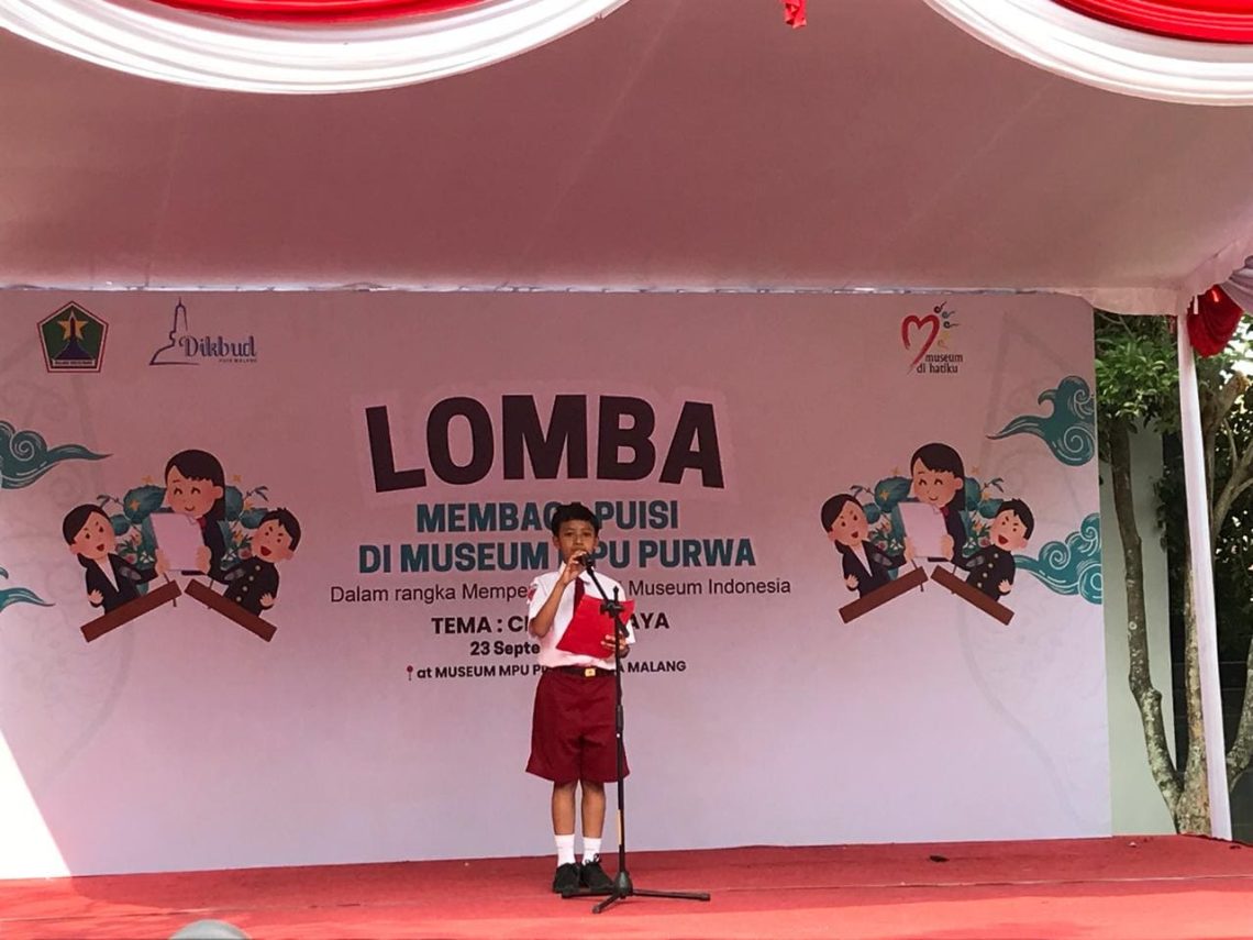 Lomba baca puisi.