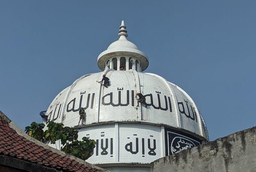 Resik-resik masjid.