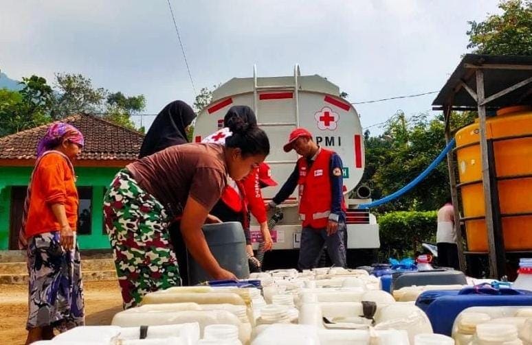 Desa di Kabupaten Mojokerto Terdampak Kekeringan Bertambah, 110 KK di Tempuran Krisis Air Bersih 1 Air bersih.