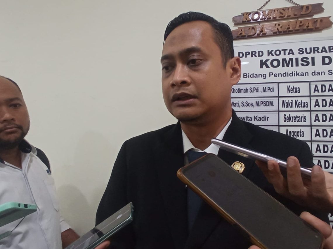 Pemasangan Papan Reklame Makin Ramai, DPRD Surabaya Ingatkan Potensi Kerusakan Estetika Kota 1 Papan reklame.