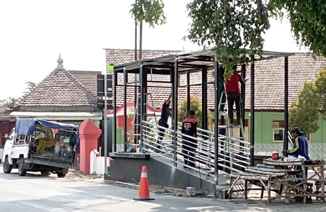 Halte Trans Jatim.
